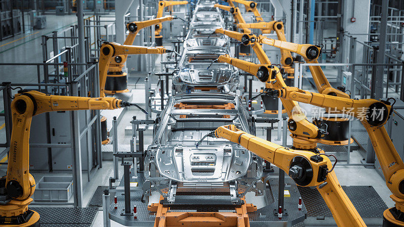 汽车工厂3D概念:自动化机器人手臂装配线制造高科技绿色能源电动汽车。自动化施工，建筑，焊接工业生产输送机。前视图