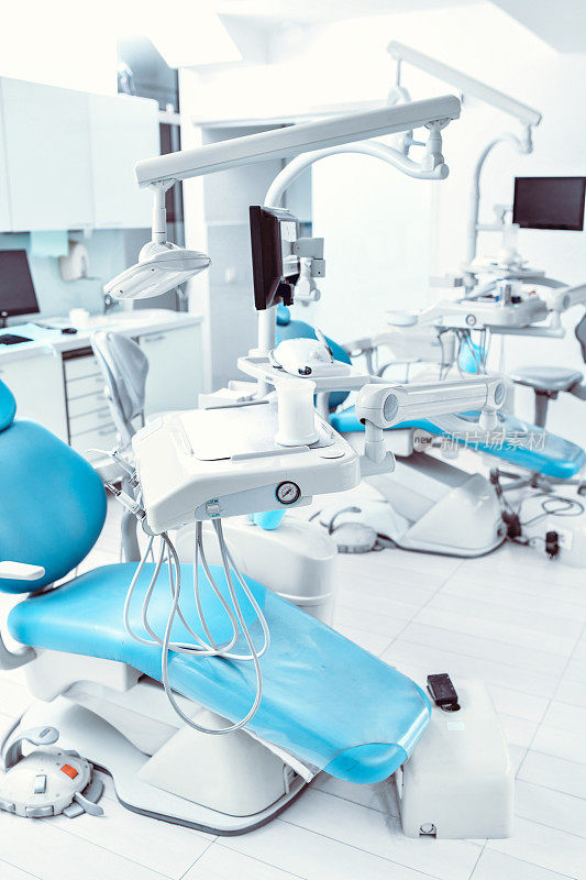 现代化牙科诊所，设备齐全