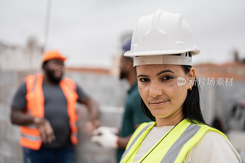 女工程师在建筑工地的肖像