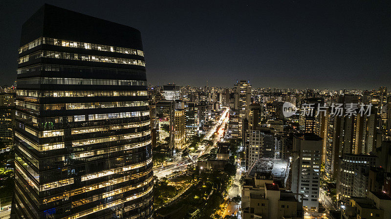 圣保罗的夜景，傍晚城市车辆的运动