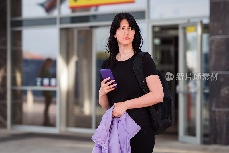 都市女孩在公交车站前打电话