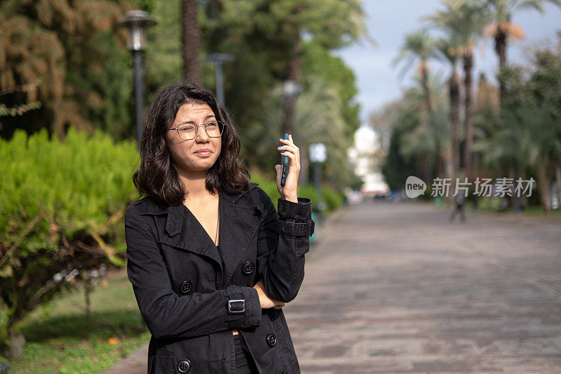 一个年轻女人在电话里和别人争吵