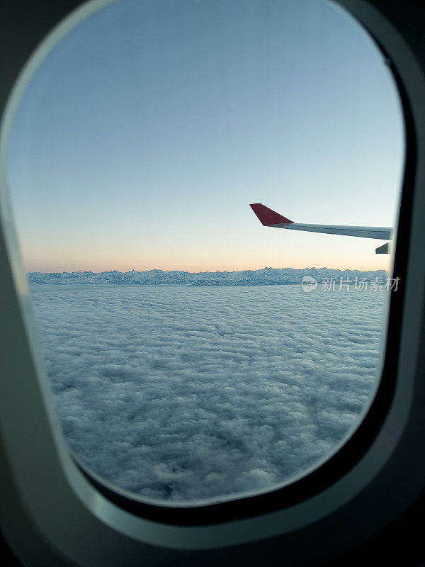 从飞机窗口往外看，美丽的日出在空中