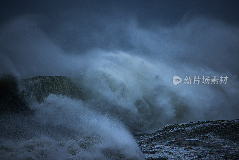 在暴风雨的日子，大海会掀起巨浪