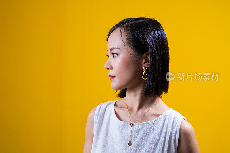 美丽的亚洲女人的肖像穿着一套时髦的珠宝项链，手镯和耳环