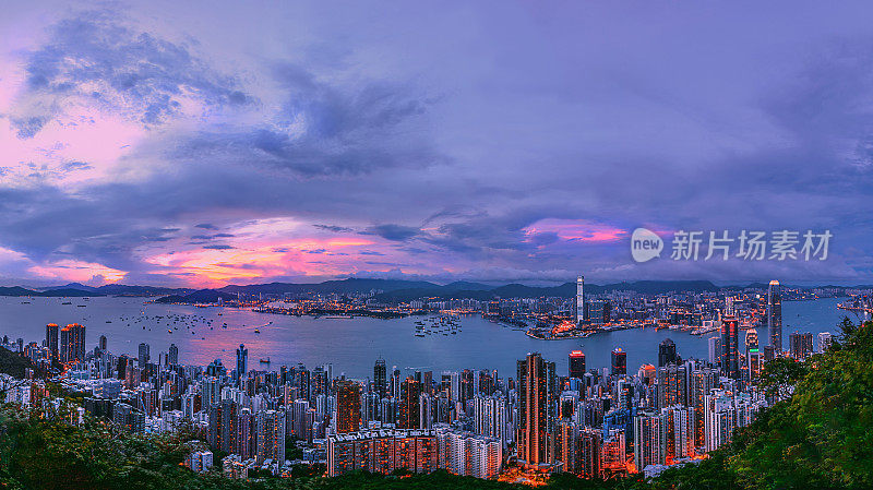 从山顶观赏香港市中心的日落