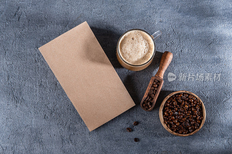 咖啡身份品牌模型。空白的棕色手工包，里面有咖啡豆和咖啡杯。包装模板的标志，品牌，不干胶，标签。俯视图，平铺