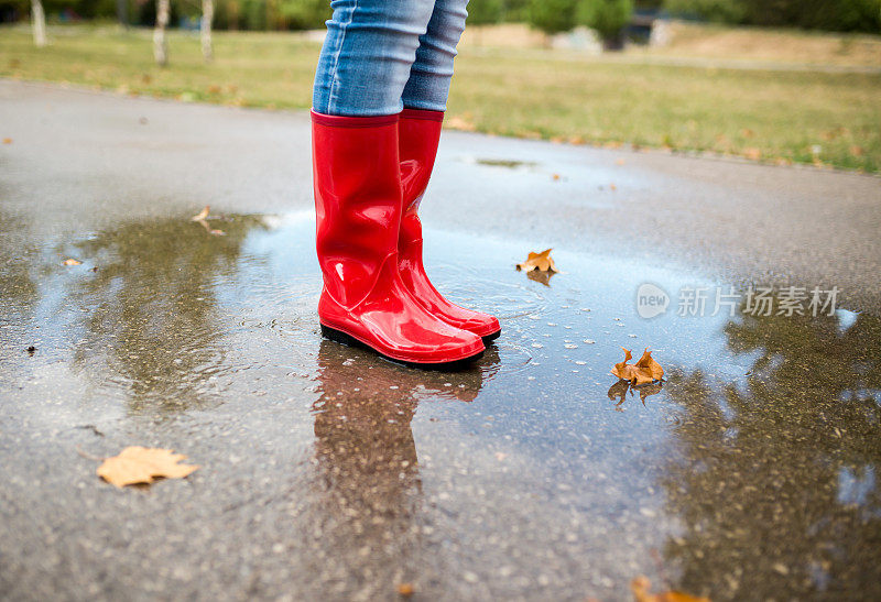 穿雨靴的女人