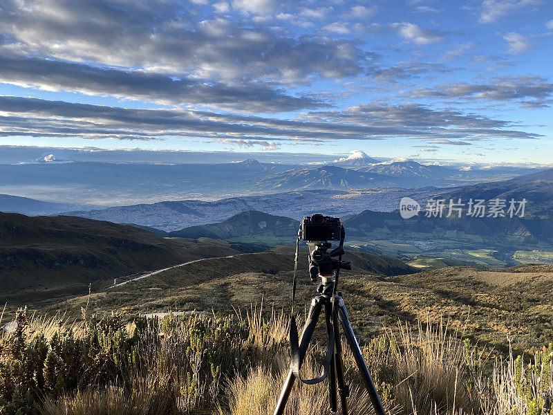 安第斯高地与卡扬贝，科托帕希和皮钦查的火山从基多，皮钦查省，厄瓜多尔，南美洲