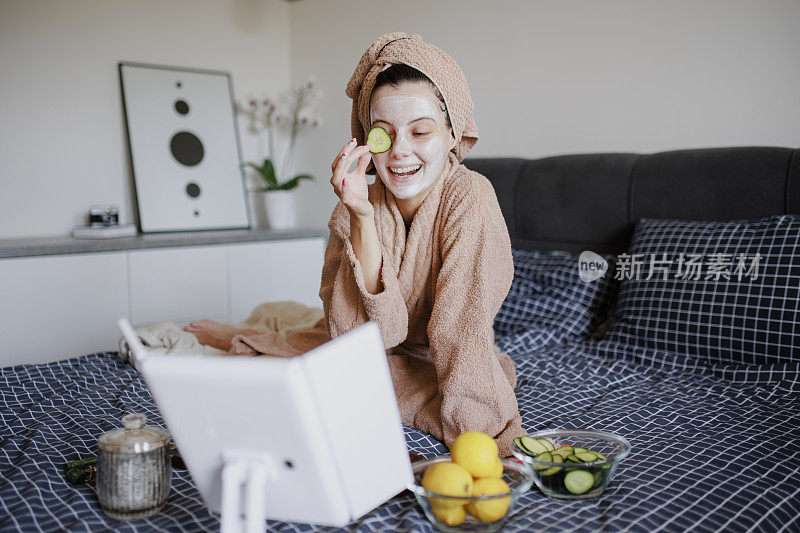 在床上进行例行皮肤护理的女性肖像