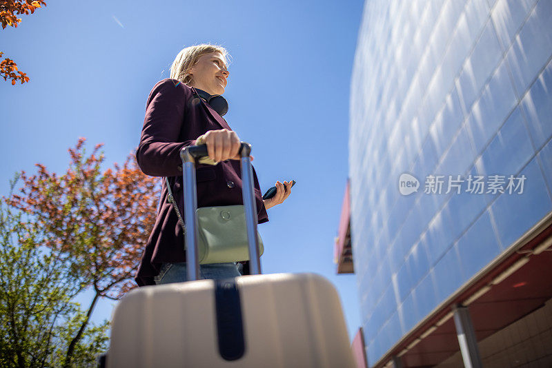 白人女游客等出租车，带着行李