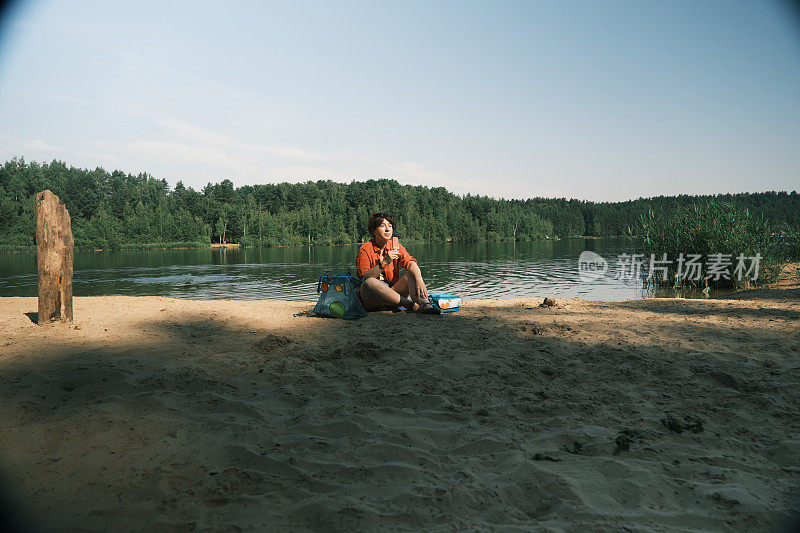 一个女人在湖边吃冰淇淋