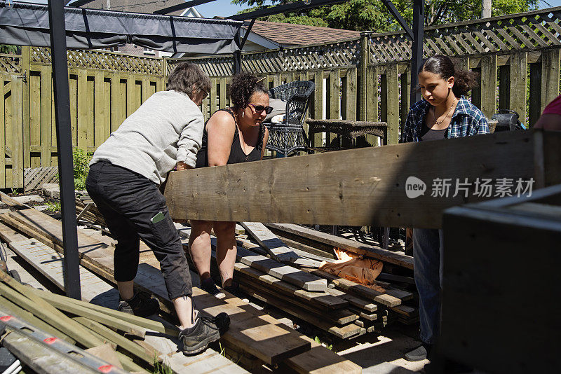 妇女在后院建造露台。