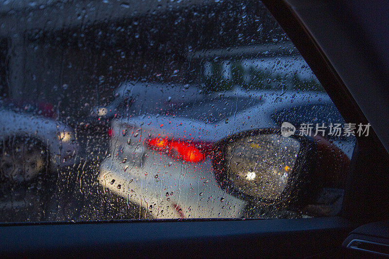 在雨天的高速公路上行驶的汽车视角