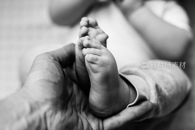 宝宝的脚在爸爸的手里