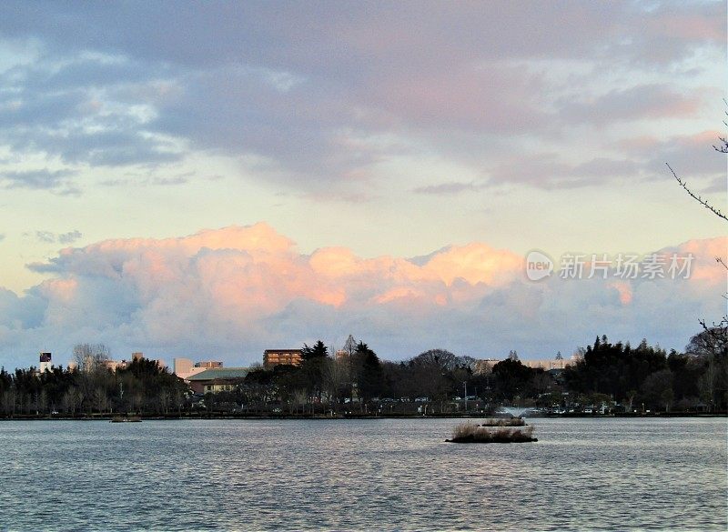 日本。2月。夕阳下的森巴湖。