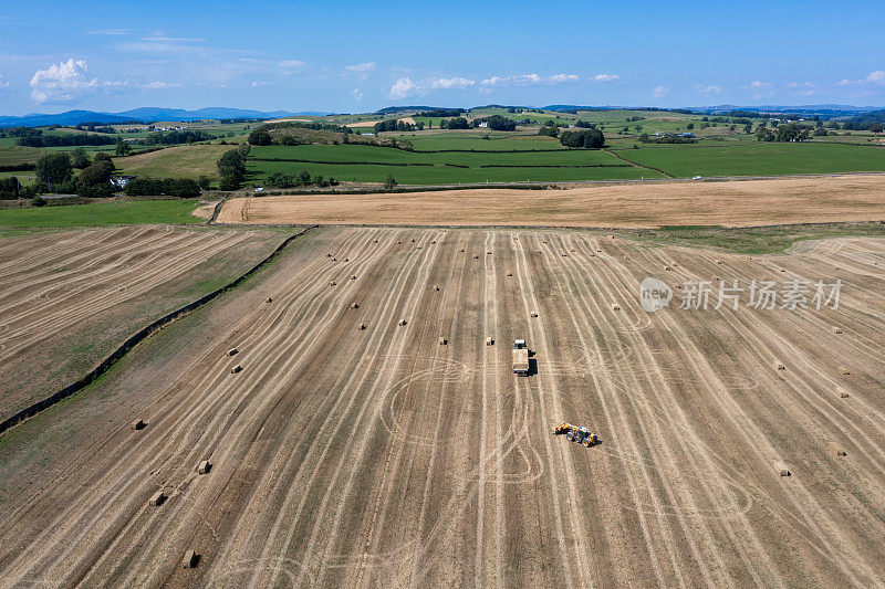 农田里农业机械的鸟瞰图