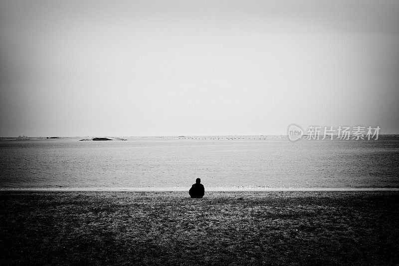 一个人坐着看着大海的背影形象