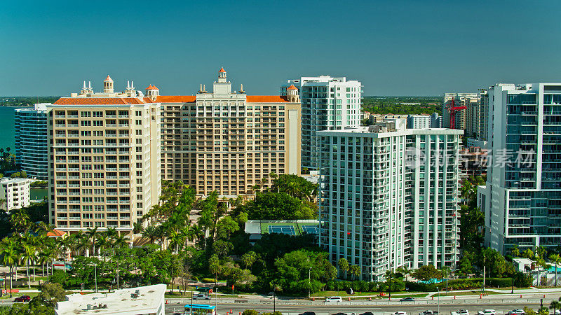 佛罗里达州萨拉索塔的公寓和丽兹卡尔顿酒店的航拍