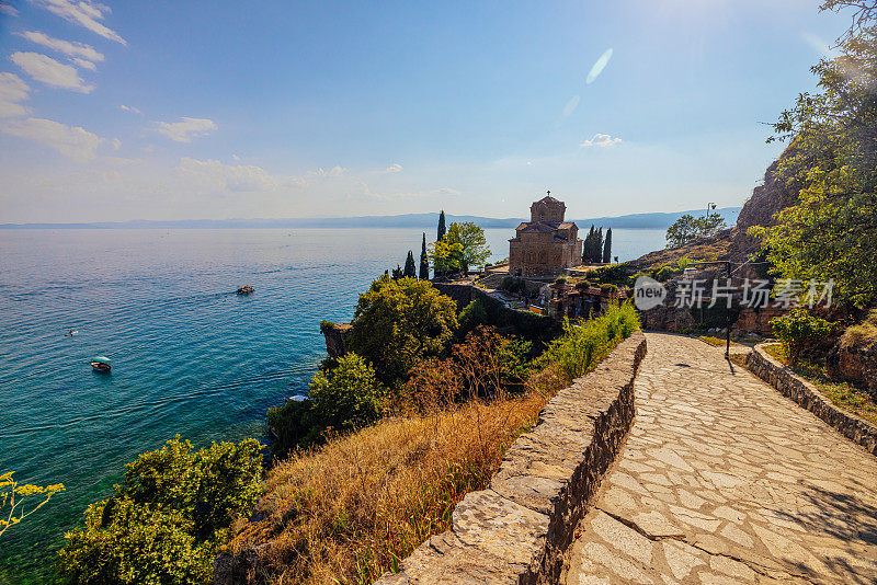 沿着海洋通往教堂的海岸小径的风景