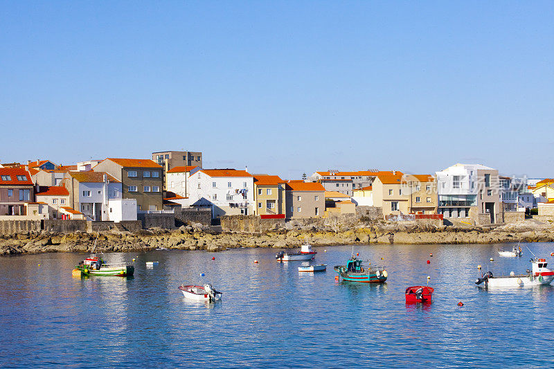 瓦楞纸渔村和港口，渔船。一个Coruña省，Rías，加利西亚，西班牙。