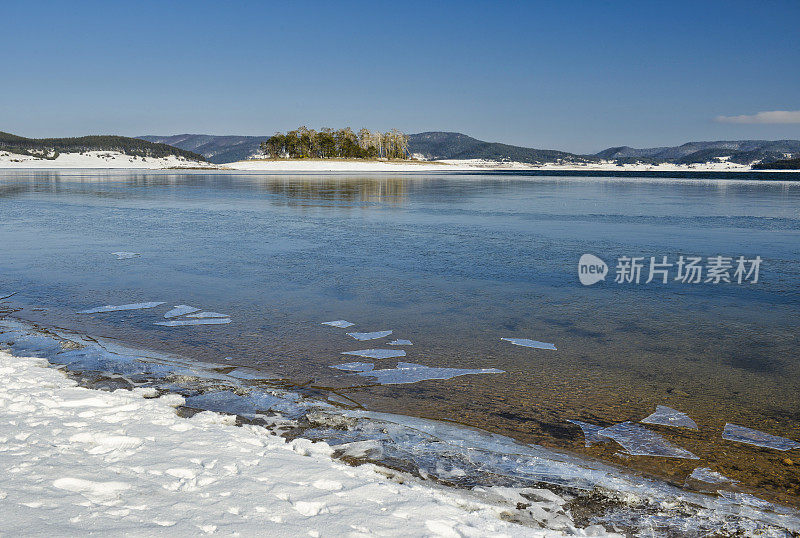 寒冷的巴塔克水坝