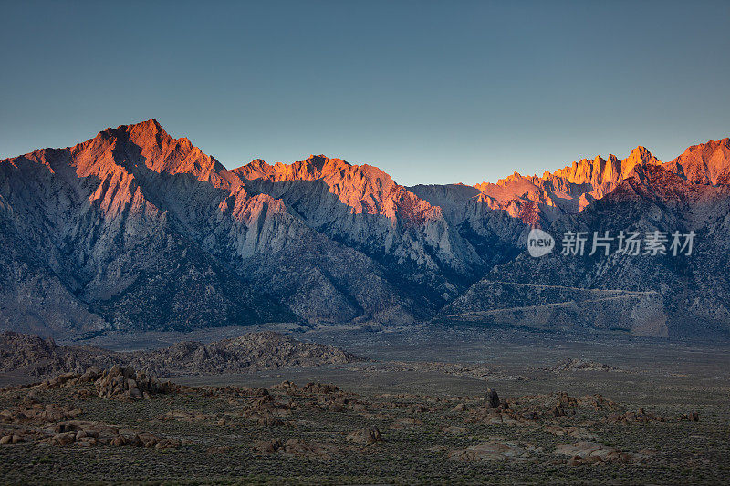 无人机拍摄的加利福尼亚州阿拉巴马山的日出