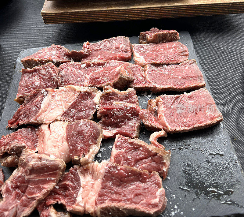牛肉，在热石头上烹饪，阿达穆兹，西班牙