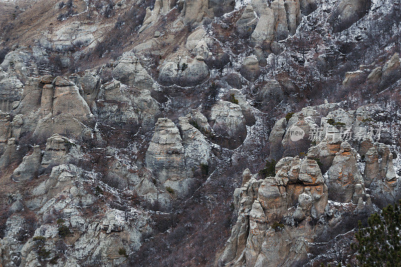 春天德默芝山幽灵谷的奇异岩石。克里米亚