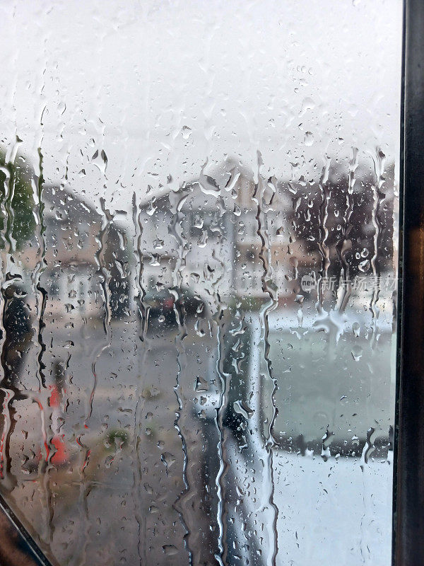 雨水打在窗户上