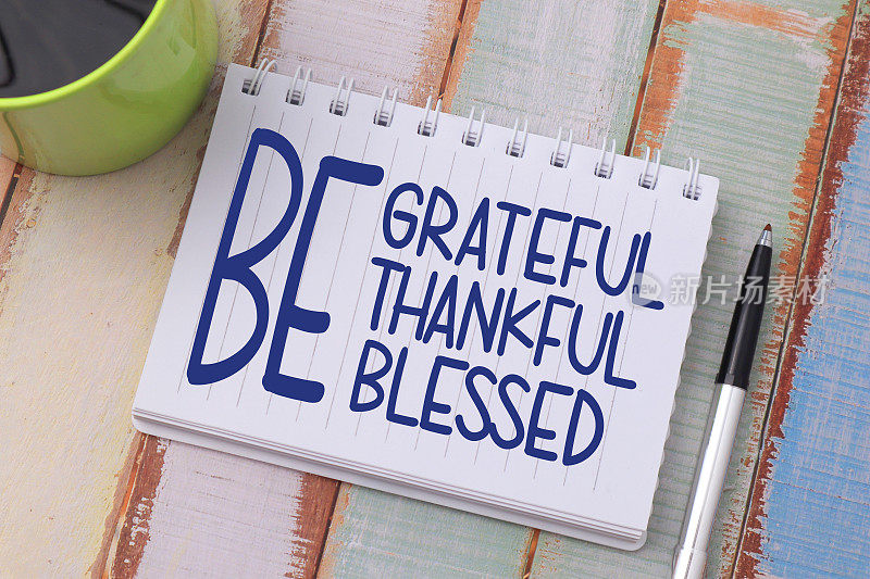 感恩感恩有福气，文字文字印刷术写在书本上，人生事业励志励志