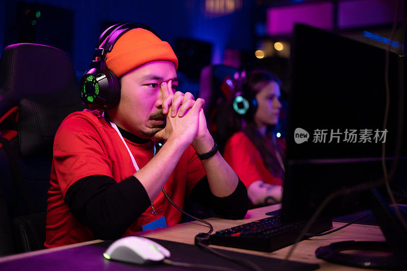 失望的亚洲玩家在电竞比赛中失利。