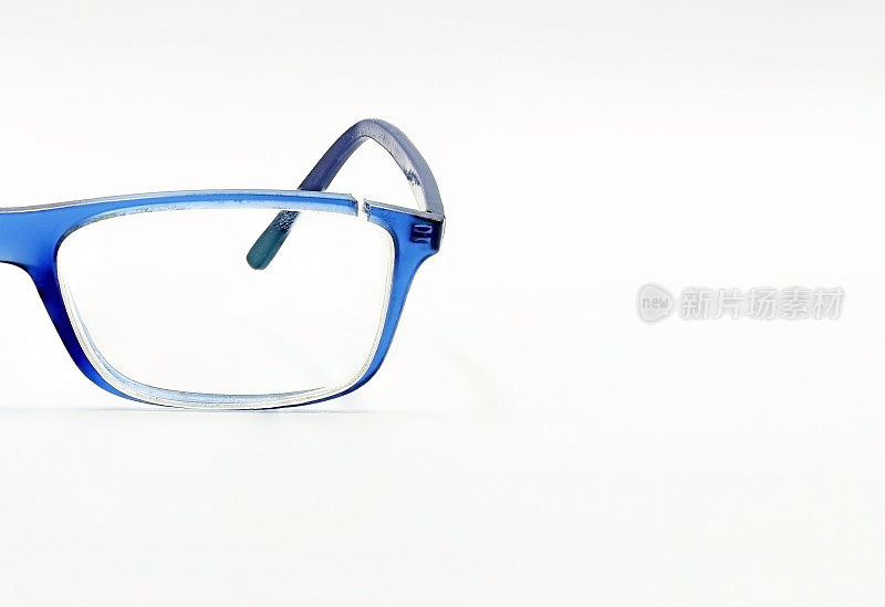 白色背景上又旧又破的蓝色眼镜