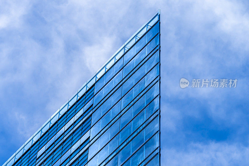 现代建筑对天空的低角度视图