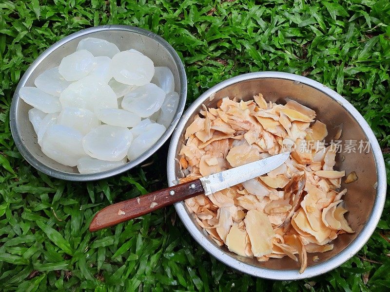 棕榈棕榈的削皮和切割-食品制备。