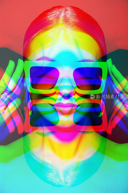 女性肖像与经典发型，大复古太阳镜和耳环在RGB颜色分裂效果风格