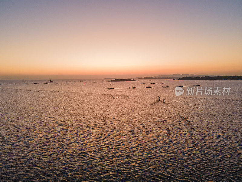 日出时，渔船停泊在海上