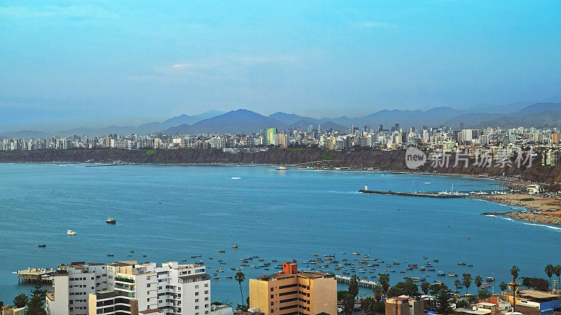 秘鲁利马Chorrillos(绿色海岸)海湾海岸线城市景观