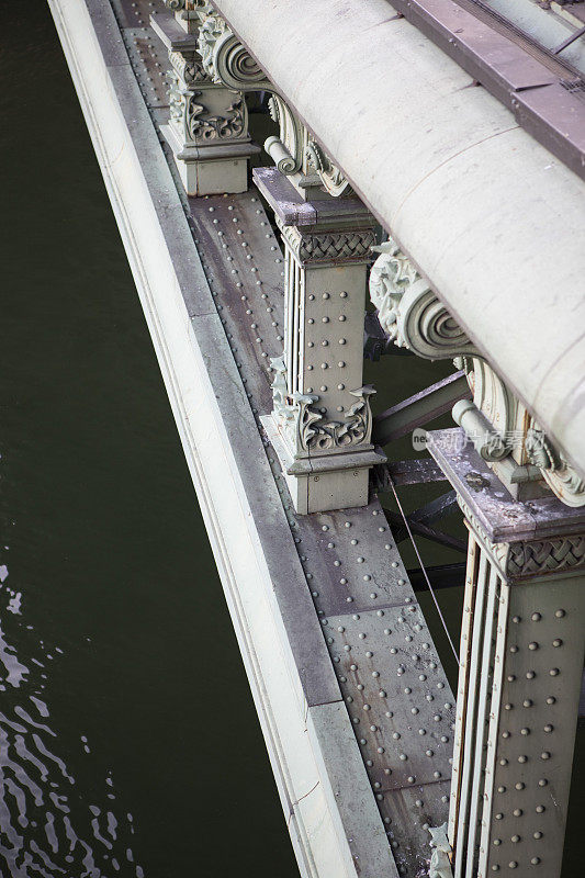巴黎圣母桥上的金属制品特写