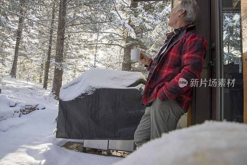 成熟男人喜欢在户外烧烤旁喝热饮