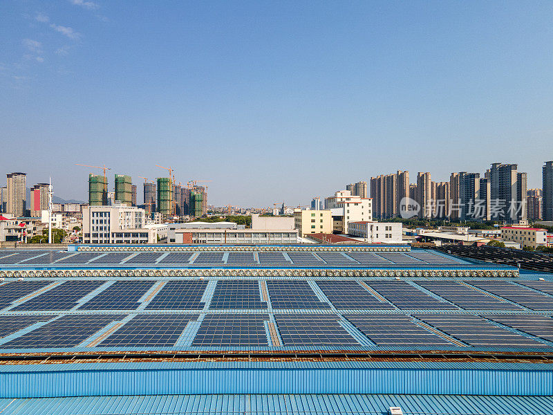 安装在城市建筑和屋顶上的光伏太阳能