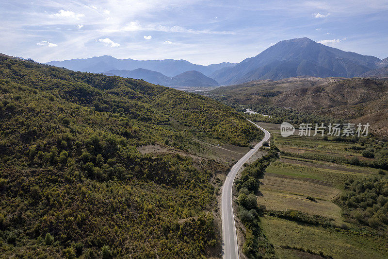 无人机观看风景优美的山驱动器