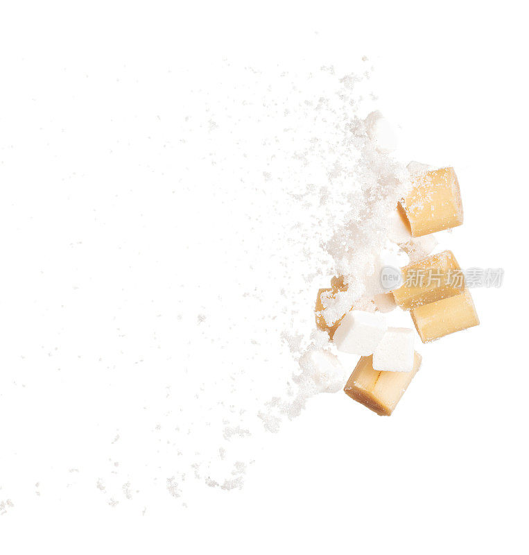 纯炼甘蔗方块飞爆炸，黄剁甘蔗抽象云飞。纯精制糖甘蔗切成方块溅停在空中，食品对象设计。白色背景隔离