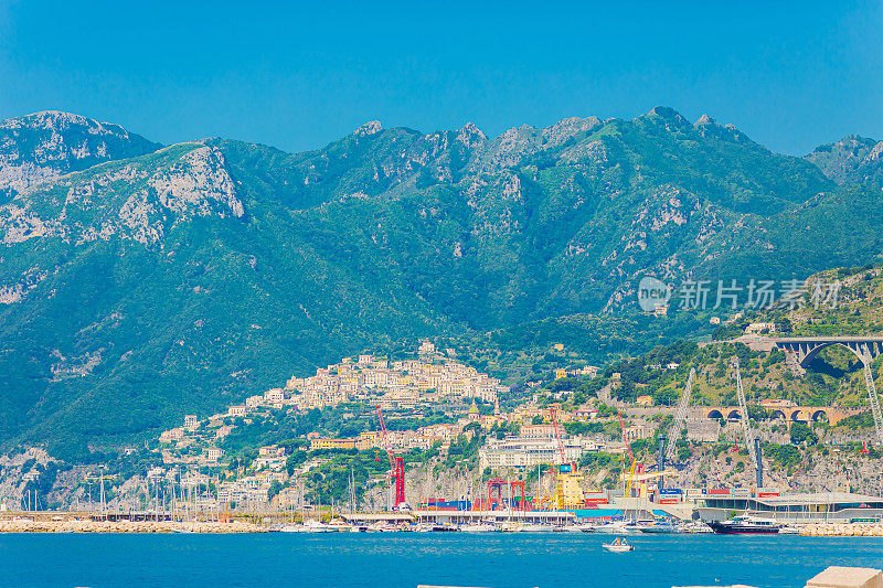 阿玛海岸。意大利。萨勒诺。美丽的风景。夏天的旅行。阳光灿烂的日子