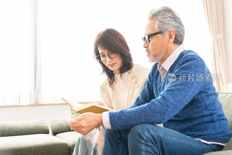 一对老年夫妇正在读书