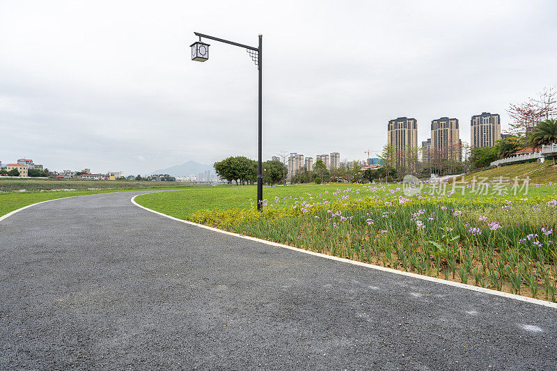 公园的小路紧挨着城市住宅区