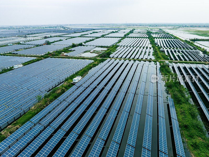 水上太阳能电池板的鸟瞰图