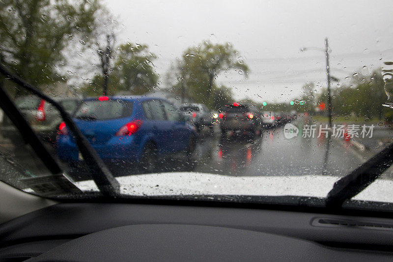 雨天高速公路上的交通