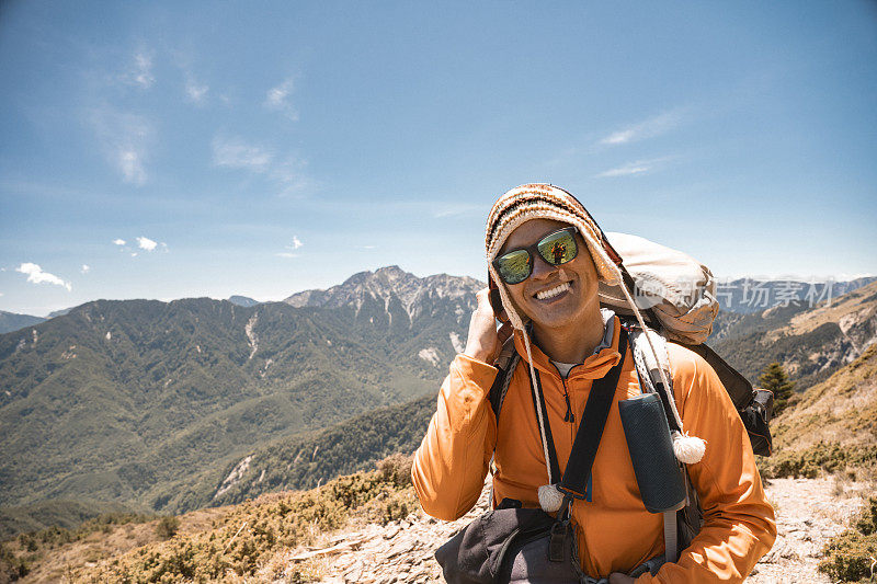 在山上徒步旅行的人的肖像。