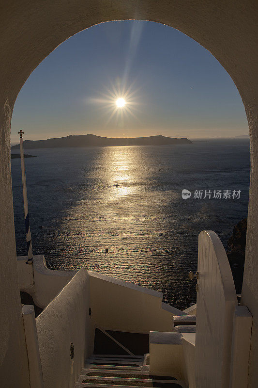 日落在希腊圣托里尼岛的伊亚村